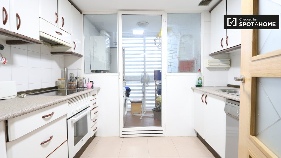 Double room Madrid, 3 beds, 62m² — photo 8