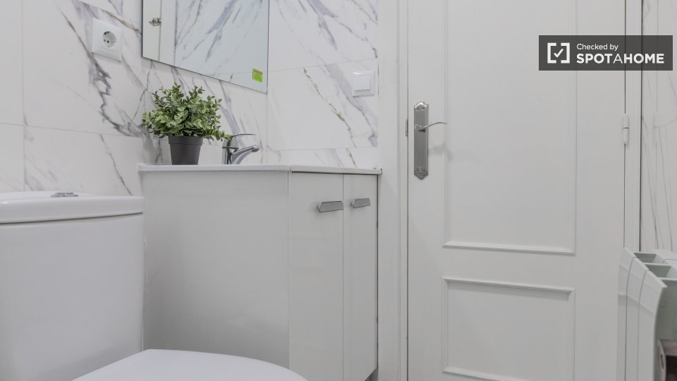 Double room Madrid, 4 beds — photo 52