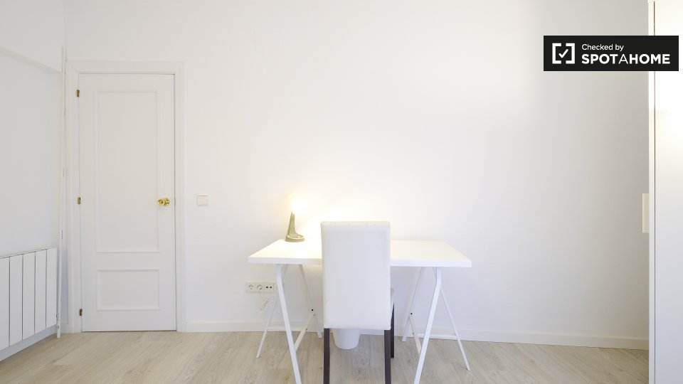Double room Madrid, 6 beds, 160m² — photo 4