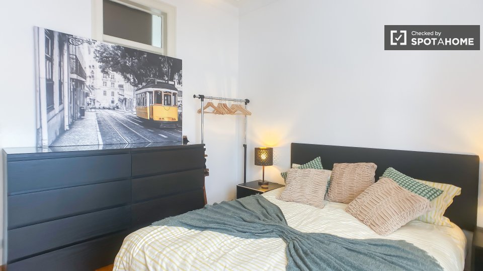 Double room Lisbon, 3 beds, 80m² — photo 19