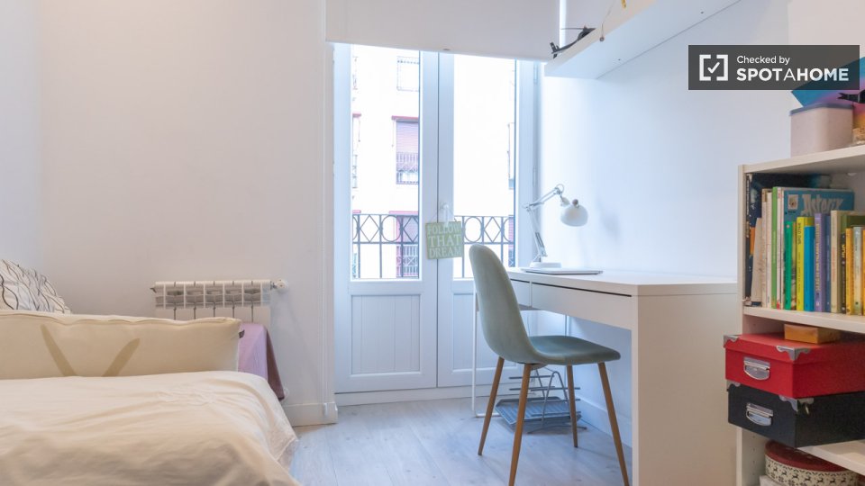 Double room Madrid, 3 beds — photo 15
