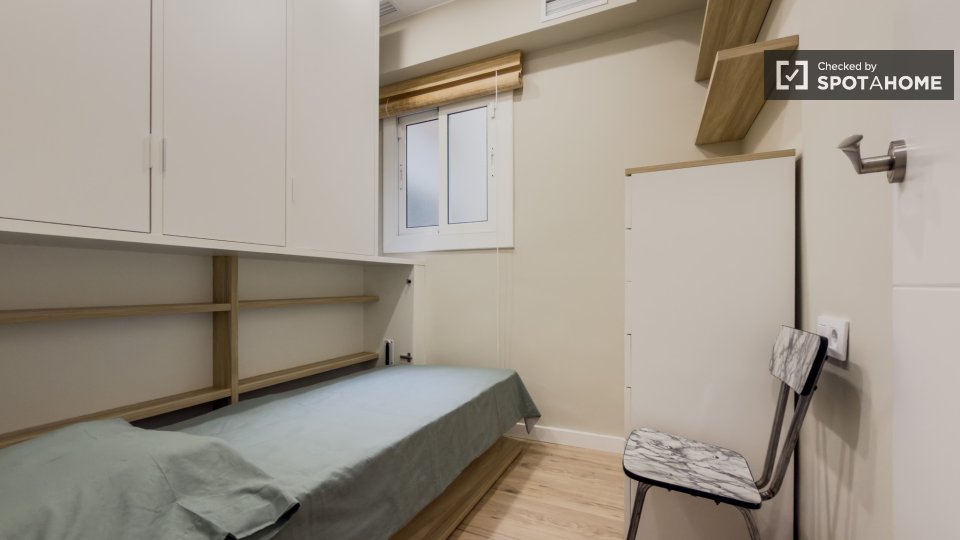 Double room Barcelona, 3 beds — photo 19
