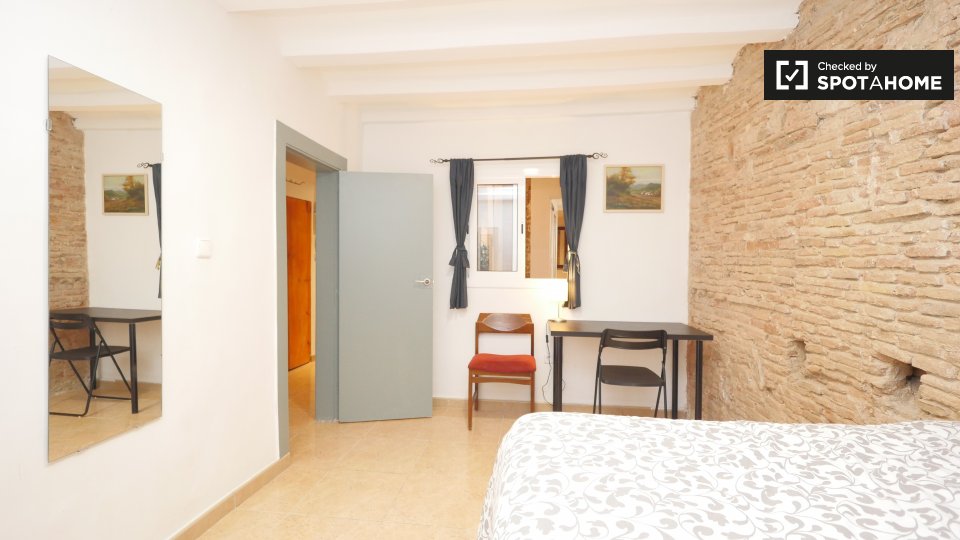 Double room Barcelona, 5 beds, 130m² — photo 3