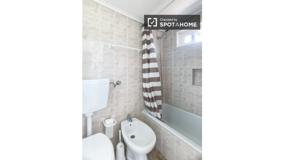 Double room Lisbon, 3 beds, 80m² — photo 20