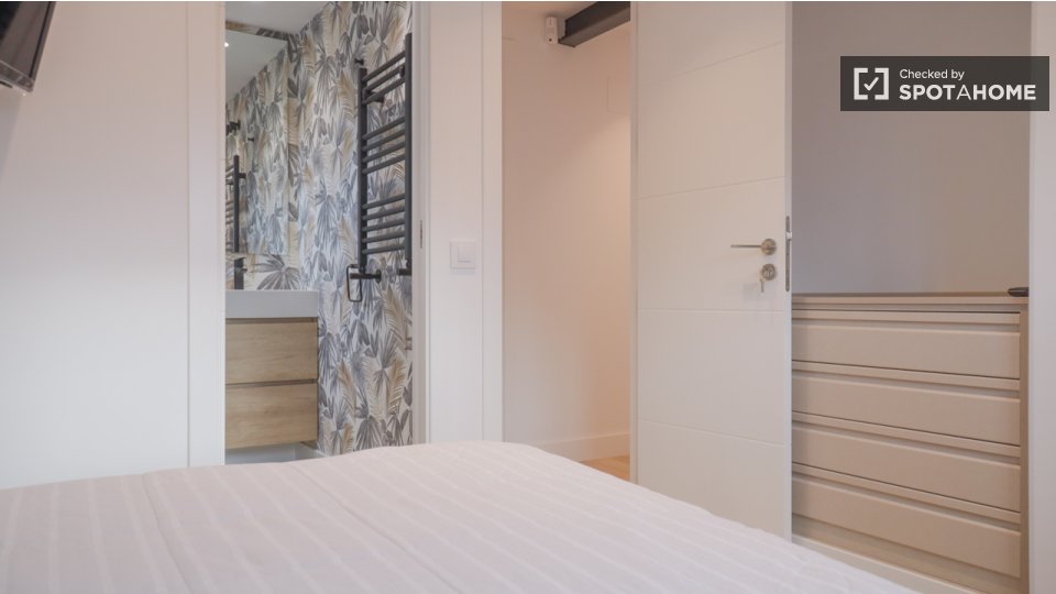 Double room Madrid, 3 beds — photo 13