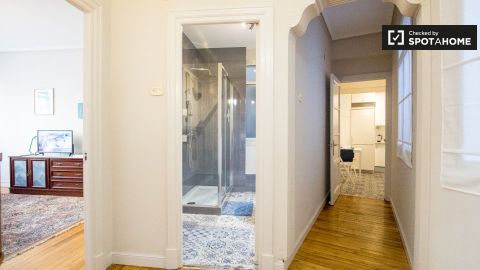 Double room Bilbao, 3 beds, 80m² — photo 4