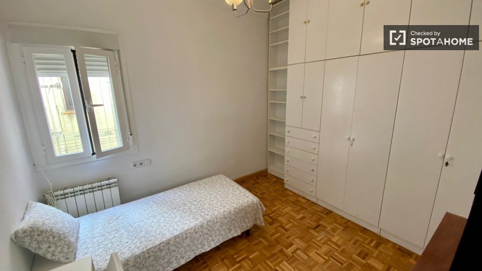 Double room Madrid, 5 beds, 120m² — photo 1