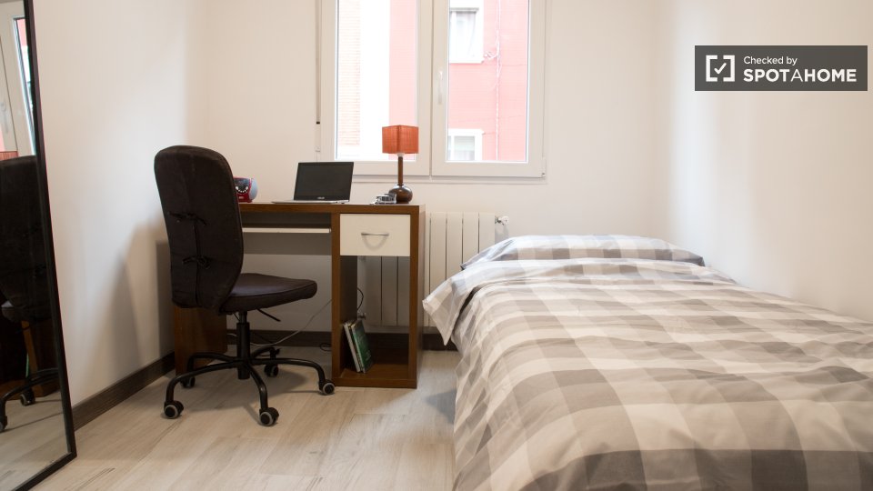 Double room Madrid, 3 beds — photo 8