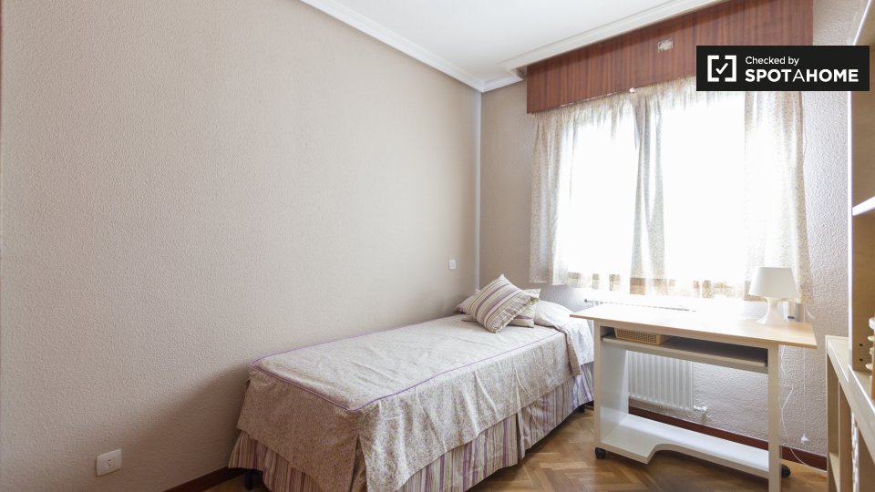 Double room Madrid, 3 beds, 85m² — photo 1
