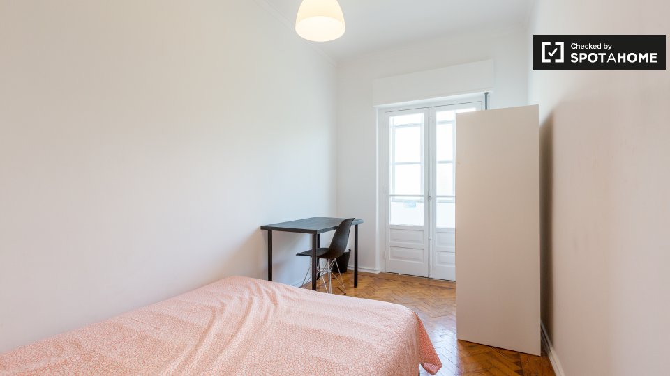Double room Lisbon, 3 beds — photo 1