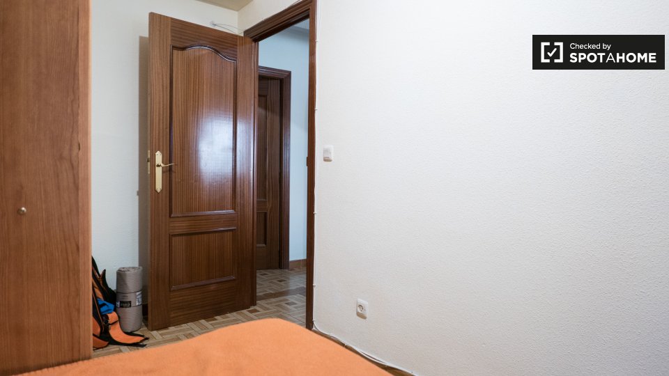 Double room Madrid, 2 beds, 55m² — photo 3