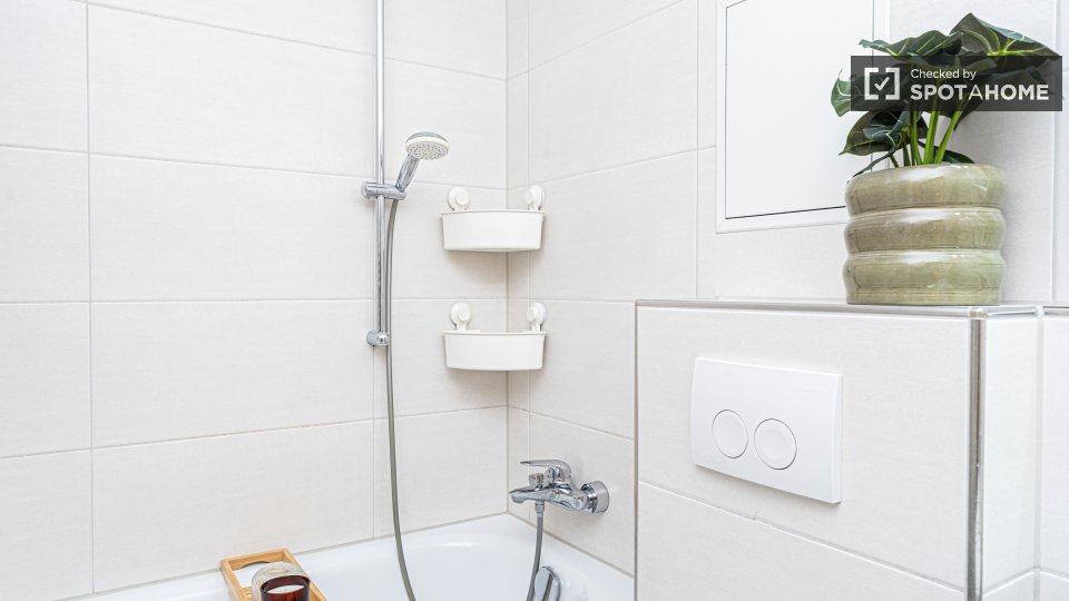 Double room Berlin, 6 beds, 88m² — photo 15
