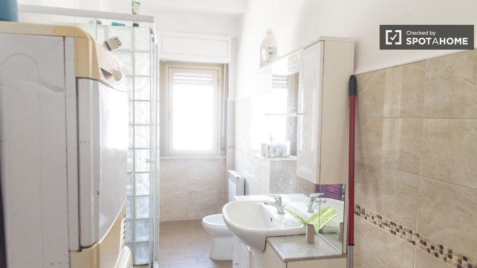 Double room Rome, 3 beds — photo 11