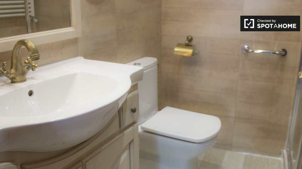 Double room Madrid, 5 beds, 120m² — photo 8