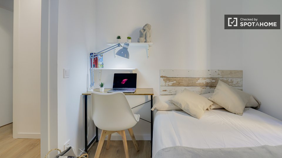 Double room Barcelona, 5 beds — photo 26