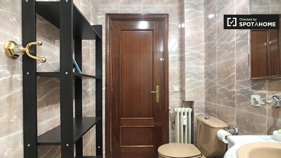Double room Madrid, 5 beds, 133m² — photo 17