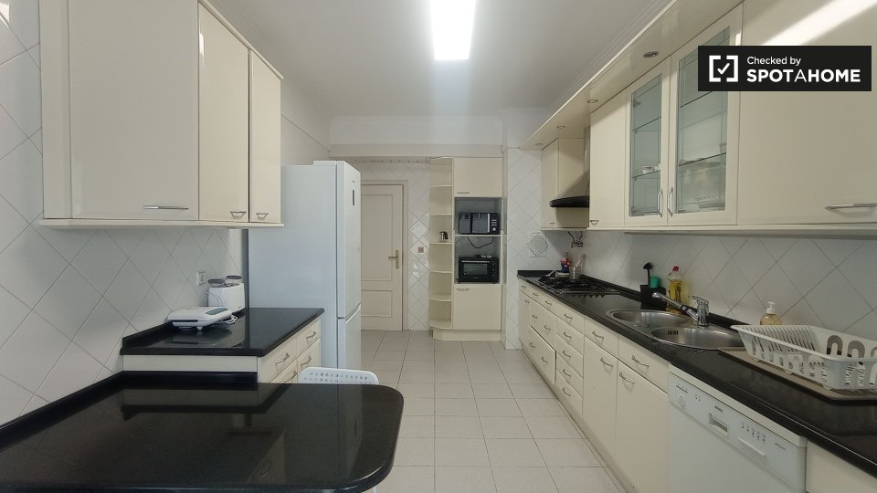 Double room Lisbon, 5 beds, 300m² — photo 12