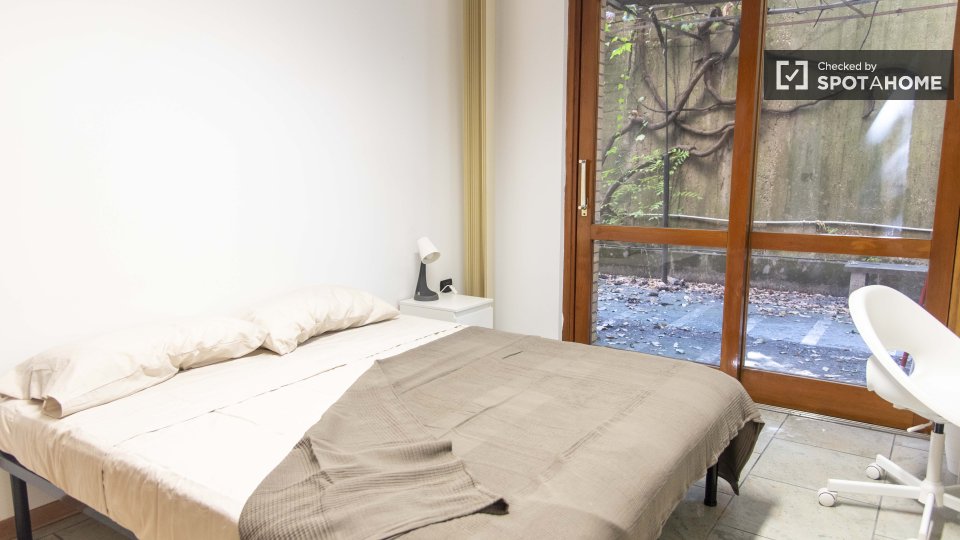 Double room Rome, 3 beds — photo 17