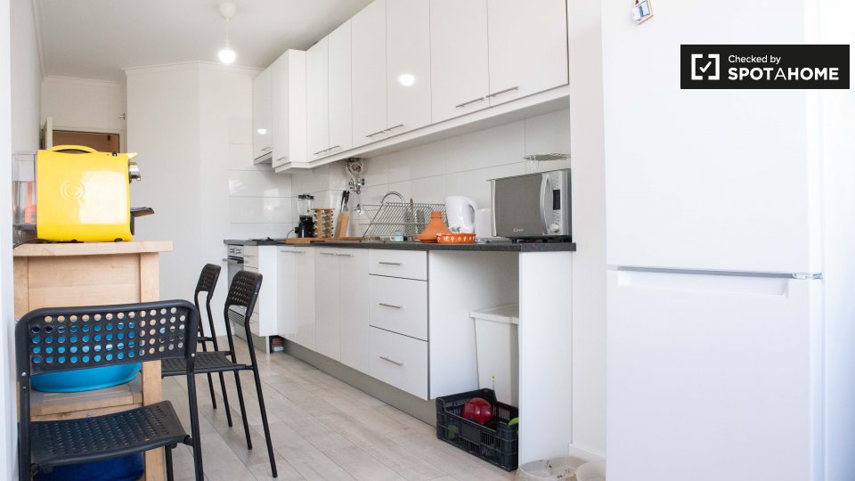 Double room Lisbon, 3 beds, 85m² — photo 12