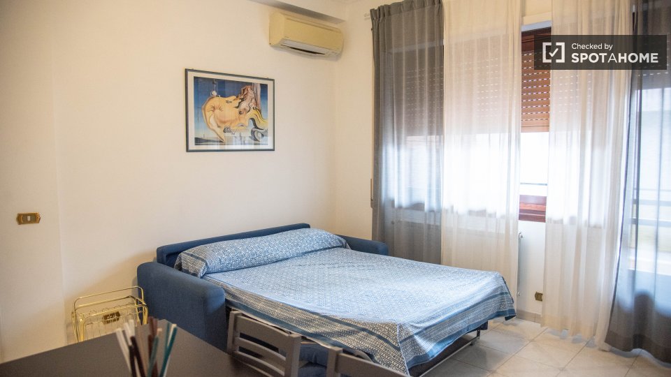 Camera in appartamento con 3 camere da letto in affitto, Medaglie d'Oro. - à Rome