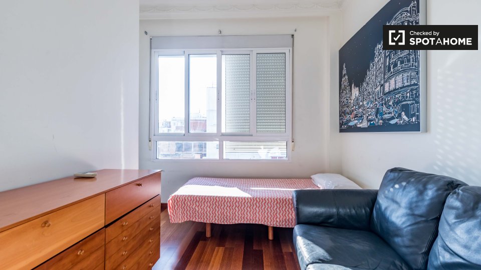 Double room Valencia, 5 beds, 100m² — photo 1