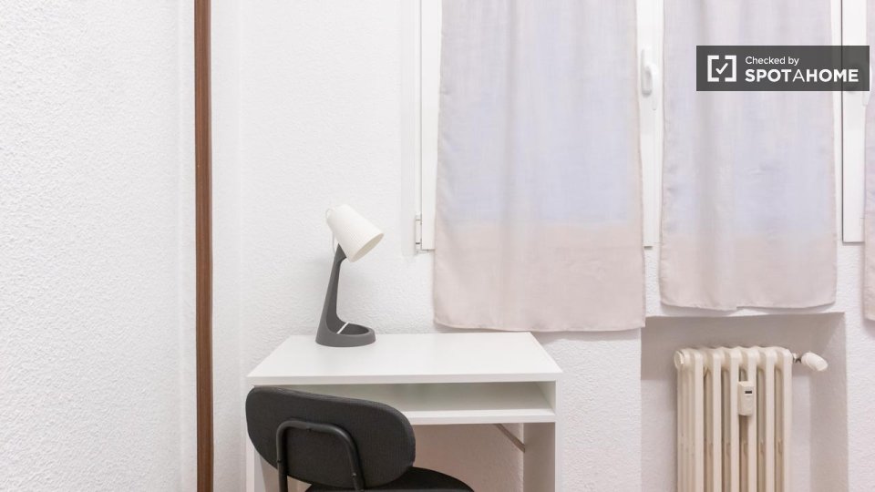 Double room Madrid, 6 beds, 116m² — photo 3