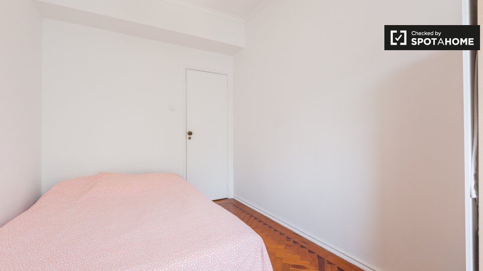 Double room Lisbon, 3 beds — photo 3