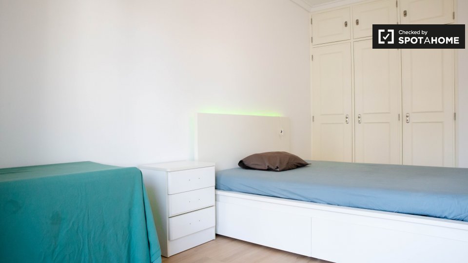 Double room Lisbon, 3 beds, 85m² — photo 2