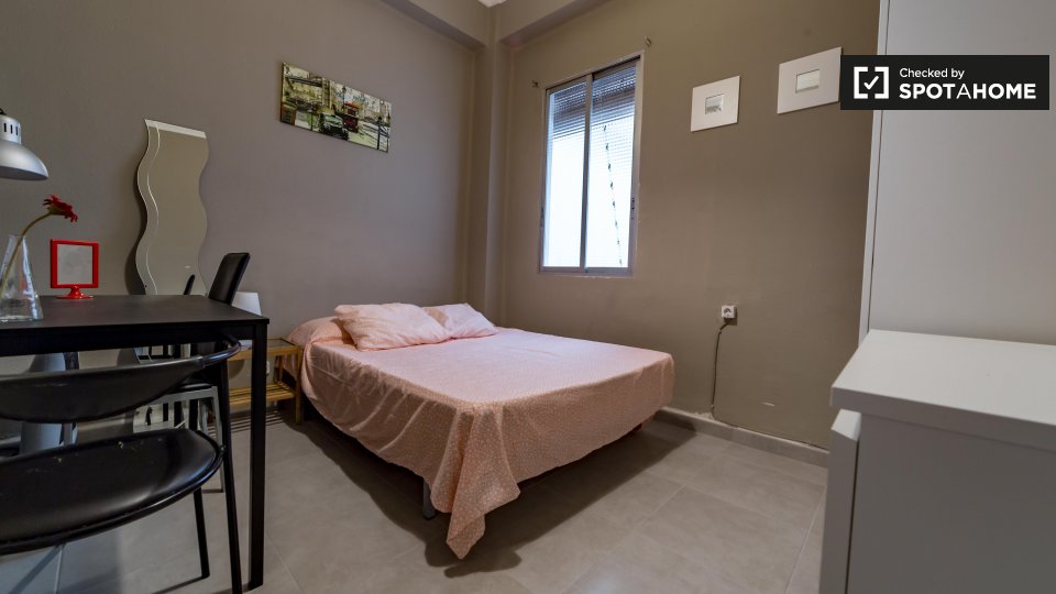 Double room Valencia, 5 beds, 130m² — photo 3
