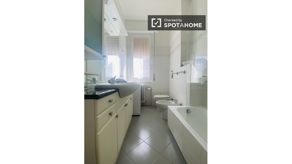 Double room Milan, 2 beds — photo 15
