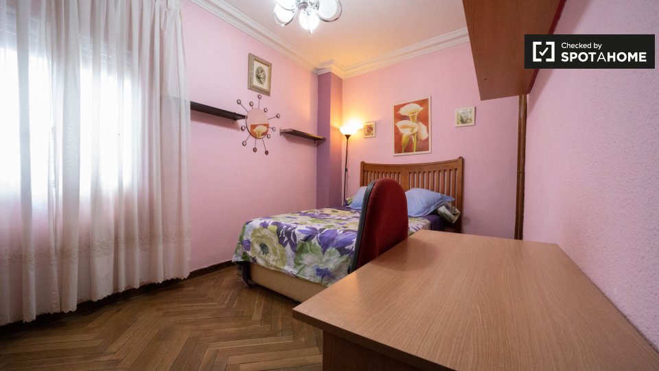 Double room Madrid, 3 beds — photo 18