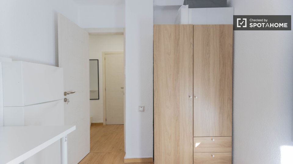 Double room Valencia, 3 beds — photo 16