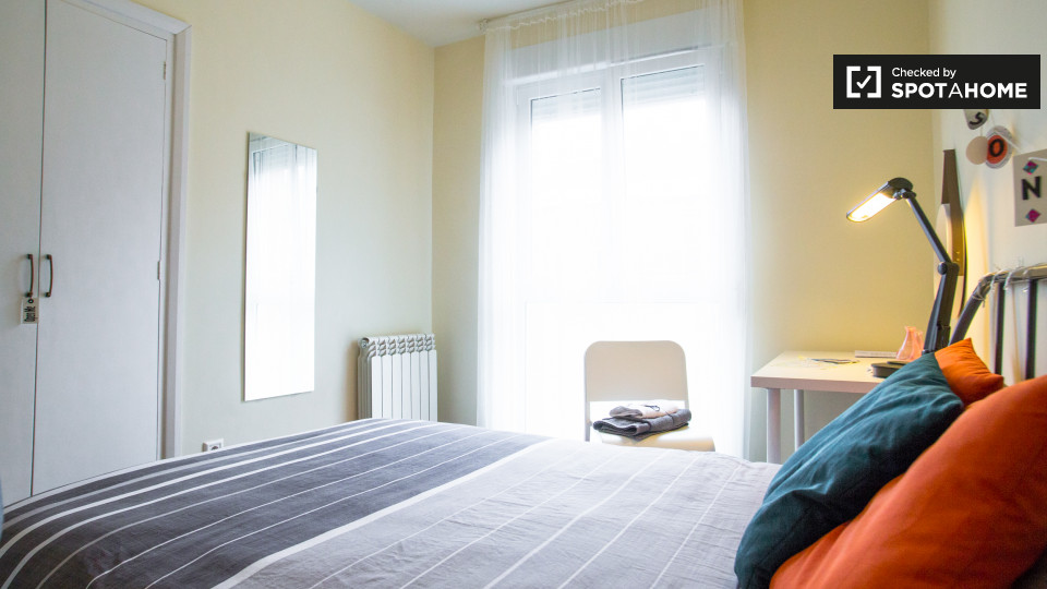 Double room Bilbao, 3 beds, 70m² — photo 3
