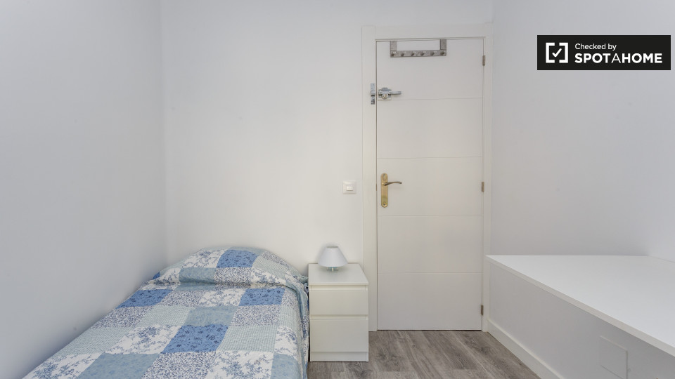 Double room Madrid, 3 beds, 52m² — photo 1