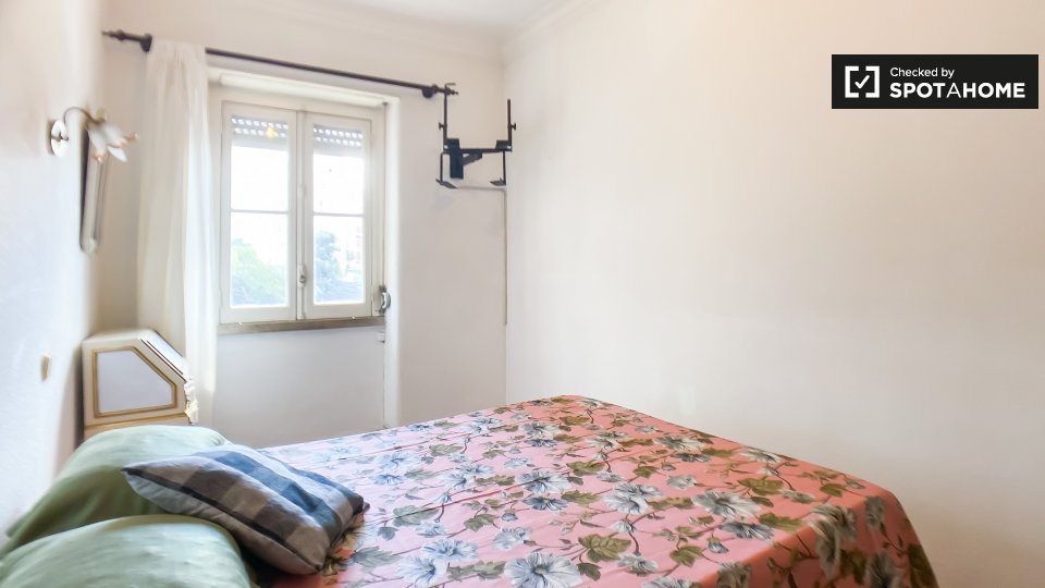 Double room Lisbon, 2 beds, 10m² — photo 2