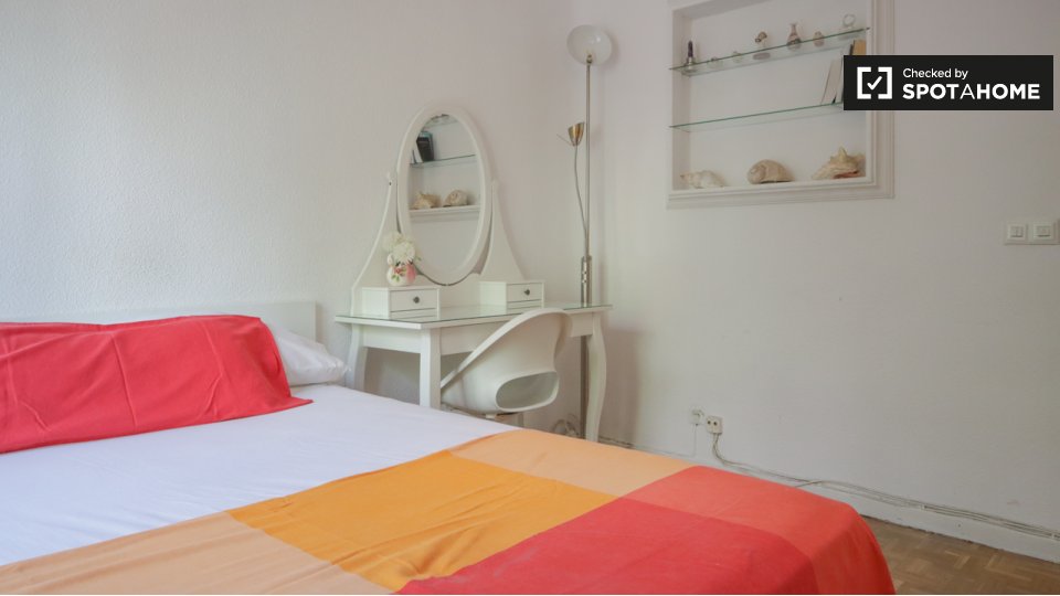 Double room Madrid, 3 beds, 60m² — photo 3