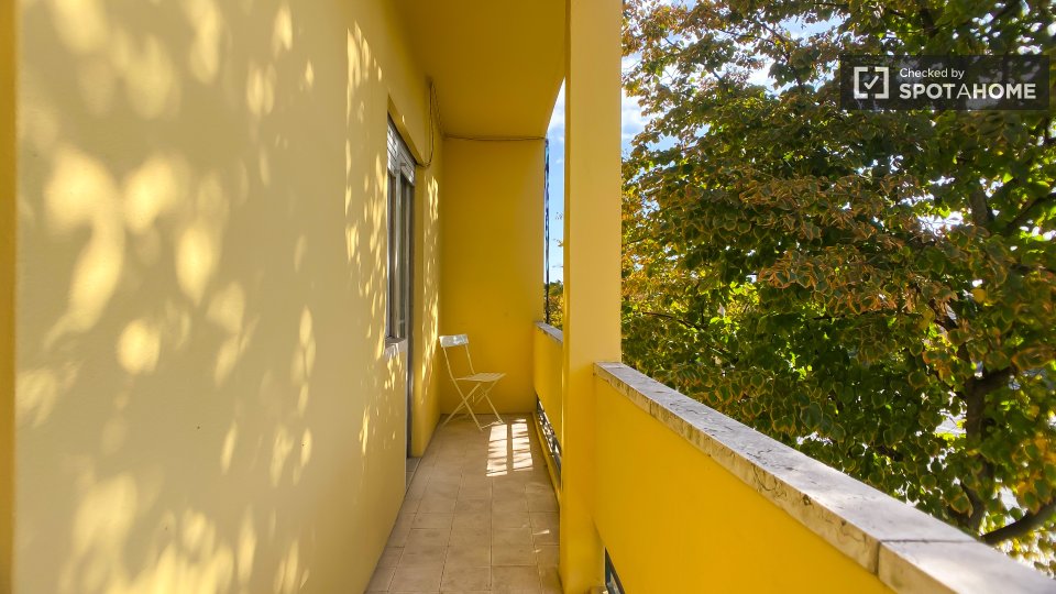 Double room Lisbon, 3 beds, 78m² — photo 8