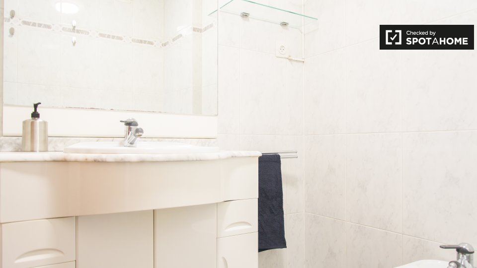 Double room Madrid, 4 beds, 74m² — photo 17