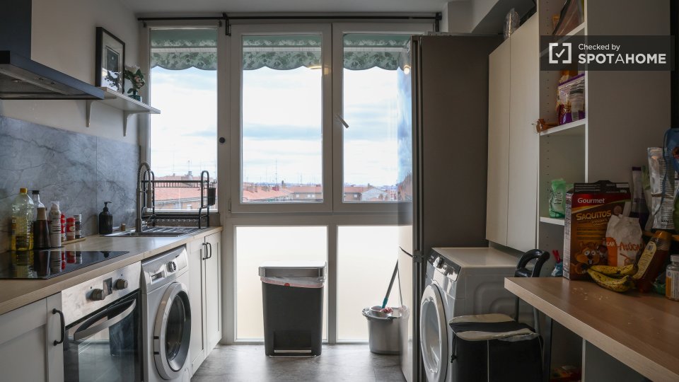 Double room Madrid, 3 beds, 85m² — photo 31