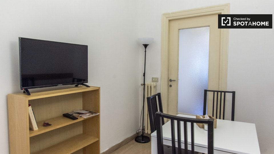 Accogliente camera in appartamento con 3 camere da letto ad Aurelio, Roma