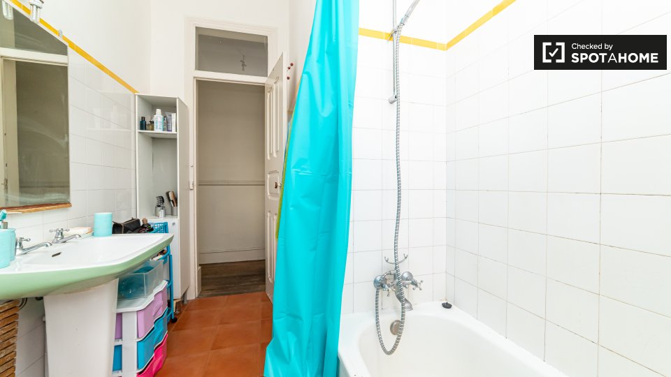 Double room Lisbon, 3 beds, 60m² — photo 10