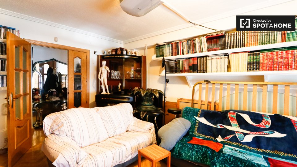 Double room Madrid, 5 beds, 125m² — photo 1