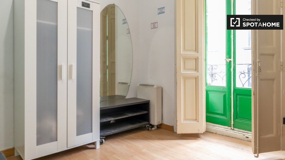 Double room Madrid, 7 beds, 130m² — photo 4