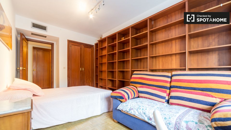 Double room Valencia, 6 beds, 140m² — photo 3