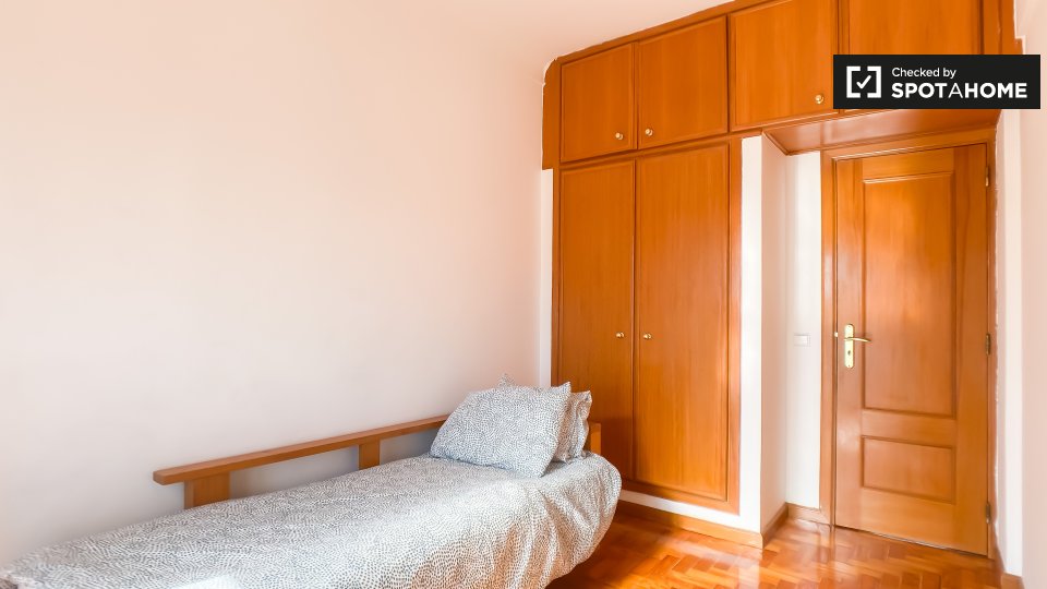 Apartment Lisbon, 2 beds, 61m² — photo 5