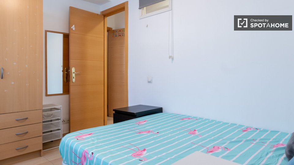 Double room Madrid, 3 beds — photo 21