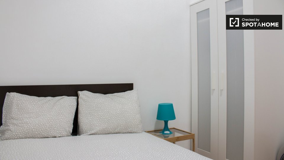 Double room Barcelona, 3 beds, 60m² — photo 1