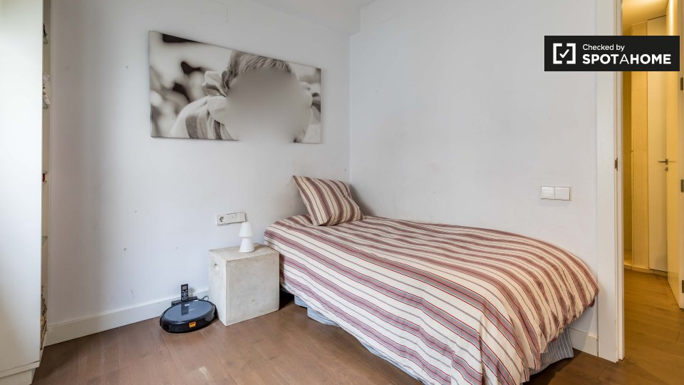 Double room Valencia, 3 beds, 140m² — photo 1