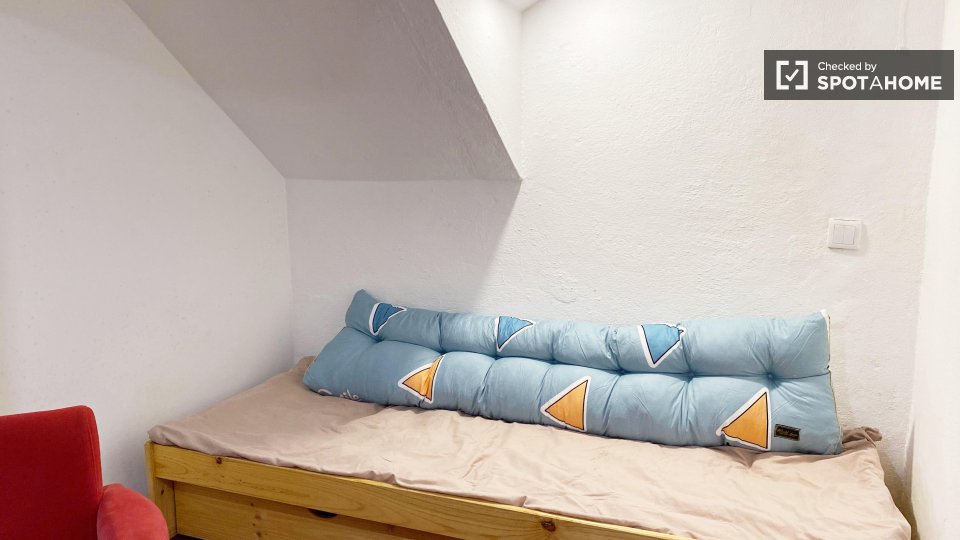 Double room Lisbon, 3 beds — photo 4