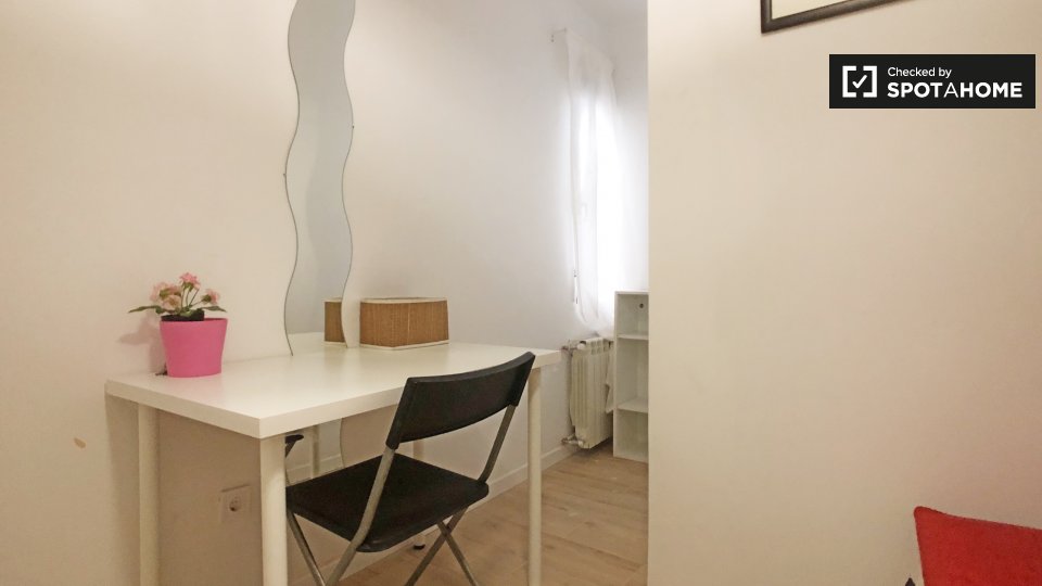 Double room Madrid, 7 beds, 130m² — photo 3